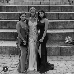 Silvrig balklänning, klänning i mitten - Säljer denna BALLA balklänning jag hade när jag gick i 9an. Äääääälskar denna klänning men ligger ju bara hemma i garderoben. Dags för någon annan att få nu :). 