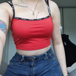 Levis crop top - Oanvänd innan bilden. Storlek XS men funkar S