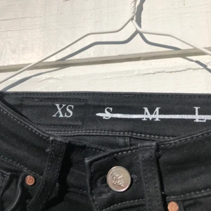 Stretchiga Jeans från BikBok - Svarta, stretchiga jeans från BikBok i storlek XS. Fint skick. Nypris 599:-. Frakt tillkommer på 99kr 🧡