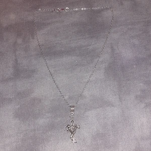 Halsband  - Ett halsband med ett kors och ett skellet på.