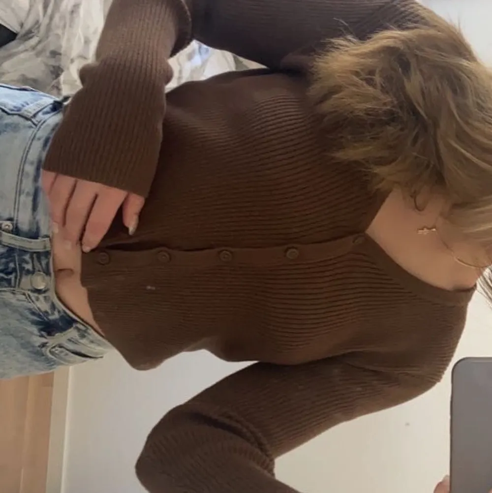 superfin trendig kofta från brandy melville💗 helt oanvänd och finns inte kvar på deras hemsida längre. Nypris 324kr💗 (är 165 och storleken är one size men skulle säga att någon med XS-M kan ha den). Stickat.