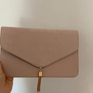 Kuvertväska från asos  - Helt ny, aldrig använd så superbra skick! Säljer då jag har en annan som jag hade på balen. Nypris 229 kr  🥰  frakt ingår ej i priset.