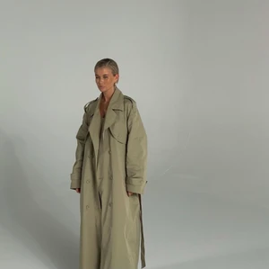 Trenchcoat  - Trenchcoat i oversizemodell. Storlek 34 men skulle säga att den passar bättre en 36. Prislapp kvar så aldrig använd. 