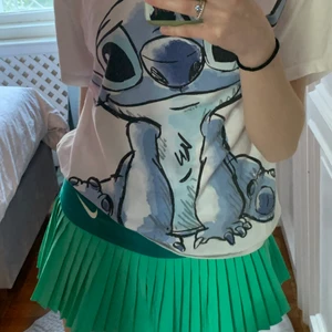 Tenniskjol - Säljer min trendiga Nike tenniskjol då den inte kommer till så mycket använding. Färgen är supercool och unik och är därför jag vill hitta ett hem där den uppskattas mer! ❤️