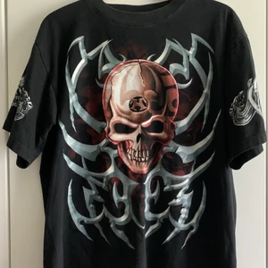 RockEagle tröja i storlek L/42-44 - Denna tröja säljs på grund av för lite användning, den är som nästan ny och kvaliten på materialet (100% bomull) är fortfarande väldigt bra, den är alltså lite tjockare. Dödskallen är samma på baksidan av tröjan som på framsidan och detaljerna på armarna finns på båda sidorna.