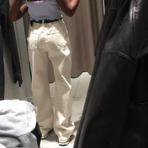 Beiga baggy jeans  - Dessa sjukt snygga och helt nya beiga jeans från hm!! Älskar dom så mycket men dom är tyvärr för långa för mig som är 164 cm:( priset går att diskuteras💖💖