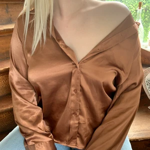 Silkes skjorta  - Silkes skjorta från bikbok, ny pris 299kr, använd fåtal gånger. Säljer den eftersom den aldrig kommer till användning.