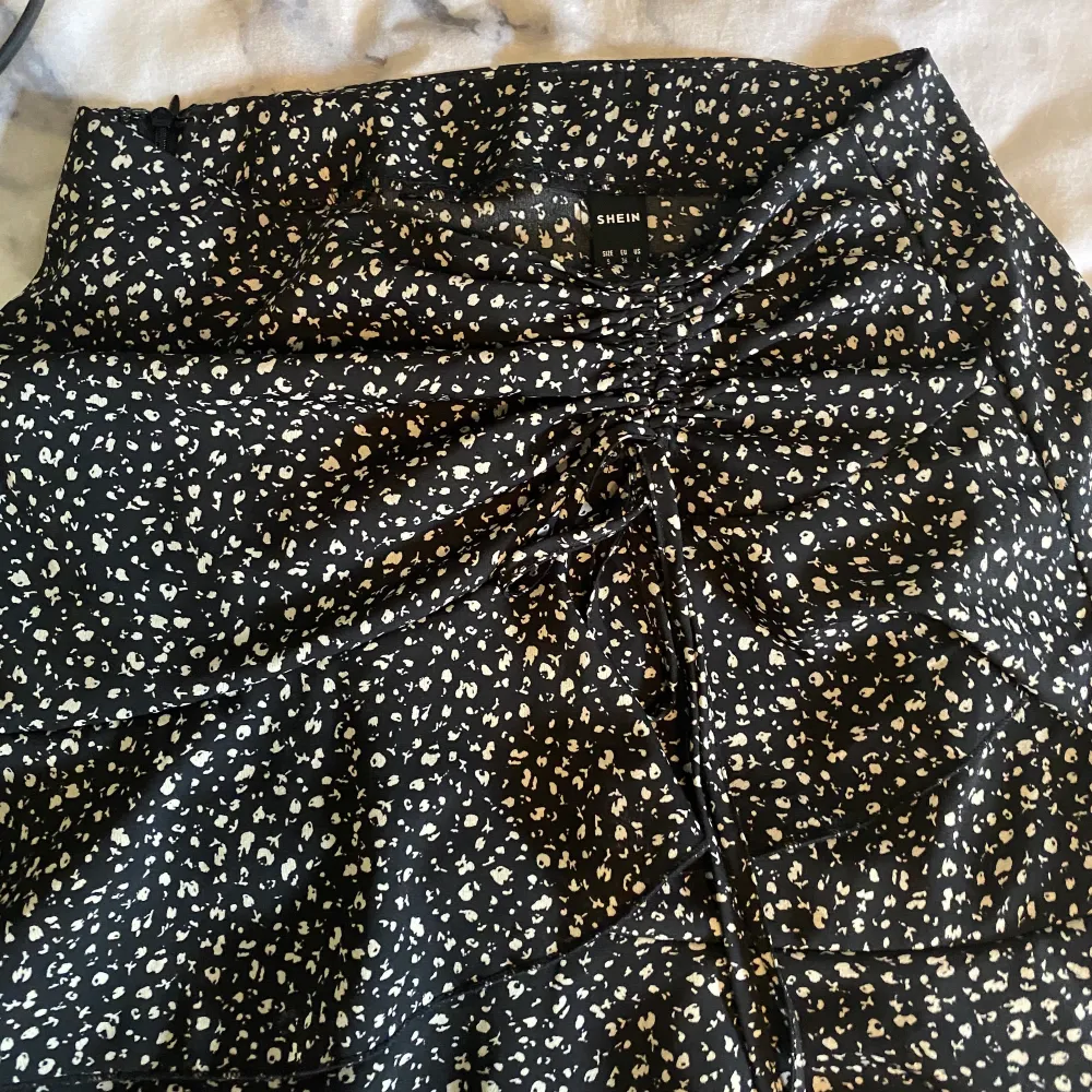 Köpte denna kjol på SHEIN men hade nästan en likandan så endast testat ett par gången. Den är även lite stor i midjan. Den har en knytning typ på sidan så man kan göra den lite kortare i ena sidan. Kjolar.