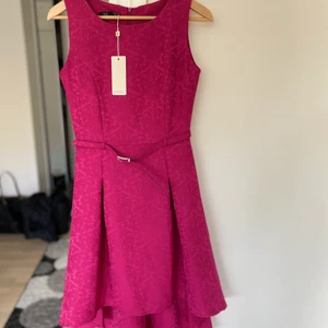 Ny Klänning strl S - Hely ny klänning perfekt till sommaren. 