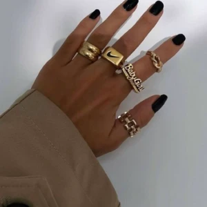 Nike ring - Oanvänd Nike ring i storlek 8 (se sista bilden). Säljer då den är för liten för mig (Lånade bilder, skriv för egna) frakten ingår