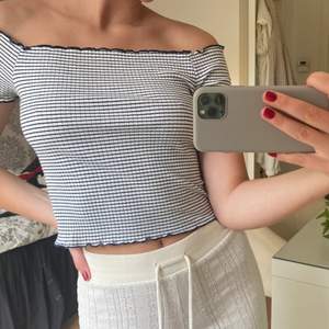 Säljer denna Off shoulder topp då den tyvärr inte kommer till användning längre! 