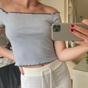 Topp - Säljer denna Off shoulder topp då den tyvärr inte kommer till användning längre! 