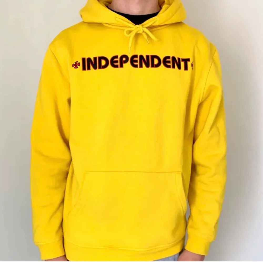 Nypris 1000kr. Hoodie från skatemärket Independent. Fint skick 9/10.. Hoodies.