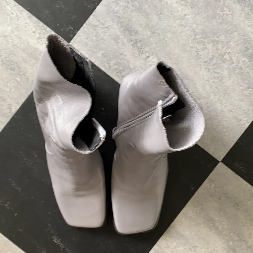 Coola gråa boots i äkta läder storlek 41. Använda endast en gång. Så gott som nya. Väldigt sköna . Skor.