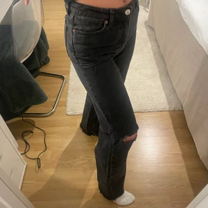 Svarta jeans med hål - Säljer mina jeans från monki på grund av att jag rensar bland mina jeans. Super fina jeans med hål som jag klipp själv. Anävnda ett antal gånger, men sitter fortfarande super. Priset från början är 400kr! Frakt tillkommer!