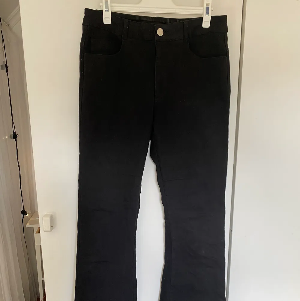 Säljer dessa fina jeans från Bik Bok i strl S. 100kr + frakt som köparen står för☺️✨. Jeans & Byxor.