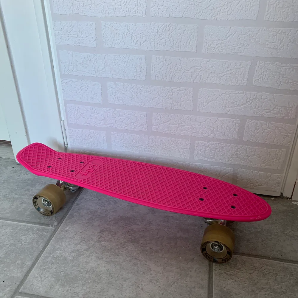 Liten rosa skateboard som är rolig att åka med på sommaren. Nypris ca 299kr. Övrigt.