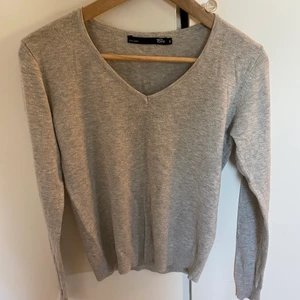 Stickad tröja - Säljer denna v-ringade tröja i grått från Lager 157. Skicka meddelande vid frågor/intresse💖