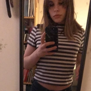 lila snygg t-shirt - jättefin lila t-shirt som tyvärr inte kommit till användning💔. ska egentligen vara lite kortare t-shirt, men jag är en XS/S och därför är den som en vanlig t-shirt på mig. använd få gånger och inga synliga fläckar! skriv privat för fler bilder <3