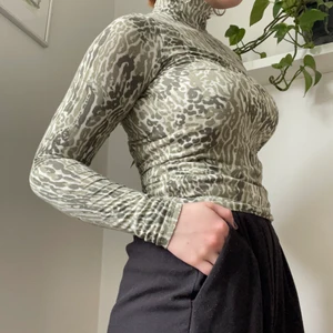 Mönstrad polotröja - Tight polotröja i viskos 