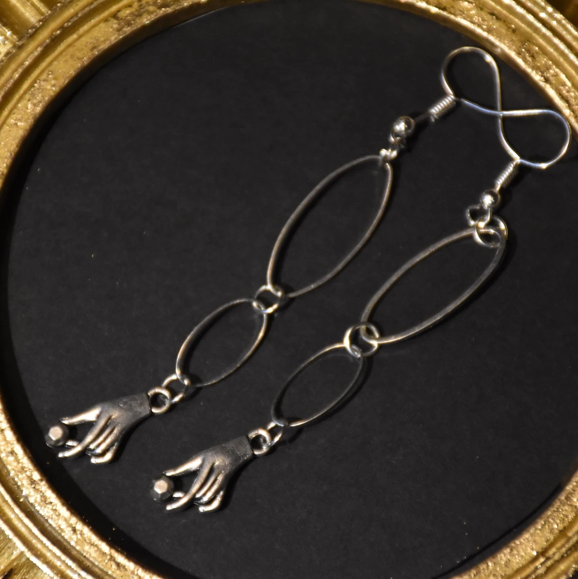 Örhängen händer 