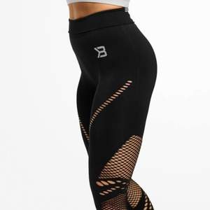 Säljer dessa fina leggings från better bodies. Otroligt bekväma med fina detaljer på baksida låren. De är knappt använda och är därför i ett väldigt fint skick.  120 kr + 48 kr frakt