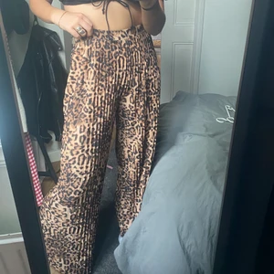 Byxor - Sköna och snygga plisserade byxor, passar 34-38