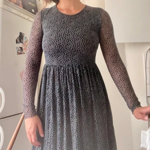 Klänning Samsoe samsoe  - Oanvänd klänning i storlek 36 materialet är i Mesh 