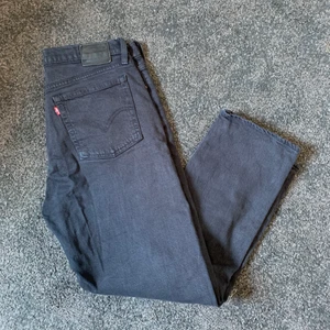 LEVIS WEDGIE STRAIGHT JEANS - storlek 30. Dom satt löst snyggt på mig förr men har blivit för tighta! Köptes för flera år sedan men är i jättefint skick, levis går fan aldrig sönder!!  Dom går till ankeln på mig som är 165. Kan se om jag har gamla bilder på hur dom sitter på mig men är osäker! Köptes för 1200kr ca
