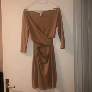 🐚Cross over klänning🐚 - Super fin beige klänning i storlek S från NLY Trend från Nelly! Det korsade tyget över bysten satt verkligen perfekt på mig som har B kupa och materialet är stretchigt så tror inte det skulle vara något problem om man har större bröst! Använd 3 gånger!