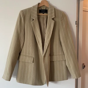 Beige kavaj  - En svinsnygg beige- randig kostym med vita smala ränder. Superfin till sommaren och endast använd 1 gång. Pris kan diskuteras! 💞 säljer för att den inte används! Stl 36 i byxor & 38 i kavajen!