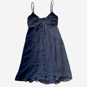 Magisk blå klänning som sitter prefekt på💕 Har en fläck på framsidan som knappt syns, kan skicka bild om ni undrar 🥰