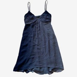 Drömsk klänning - Magisk blå klänning som sitter prefekt på💕 Har en fläck på framsidan som knappt syns, kan skicka bild om ni undrar 🥰