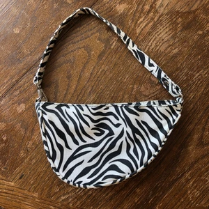 Axelväska zebra - Axelväska från bershka. Använd en del så lite sliten på själva bandet, kan skicka fler bilder på det 😊
