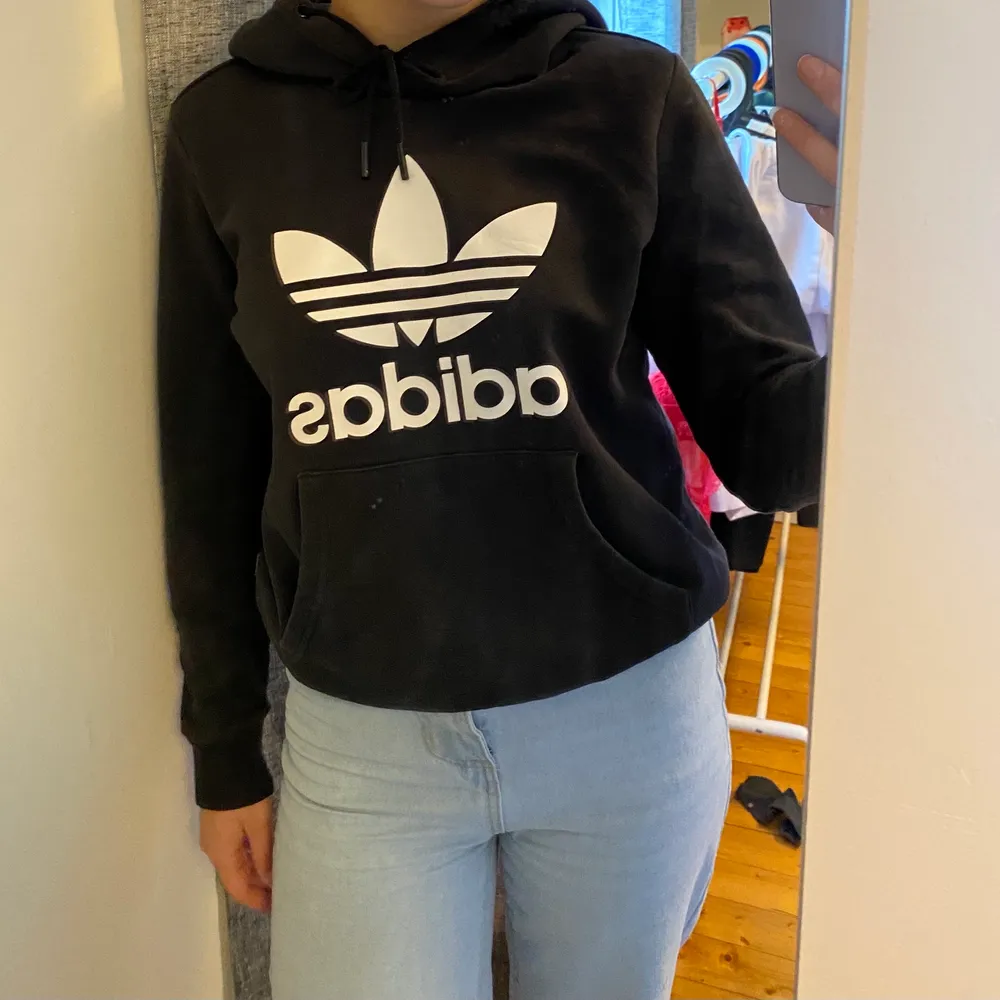 Säljer min svarta adidashoodie i storlek S. Säljer då den inte kommer till användning längre✨. Hoodies.