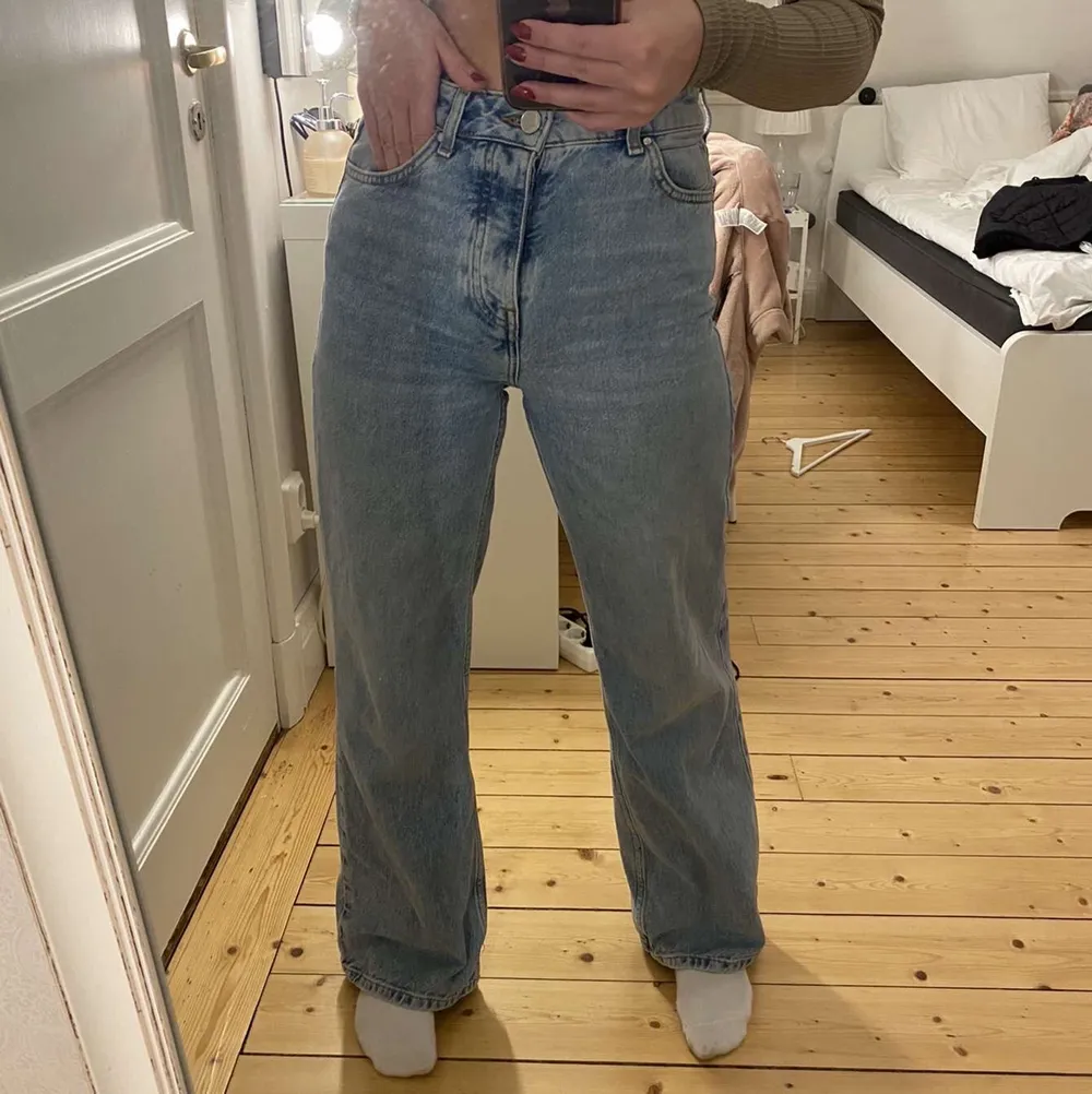 Ett par super snygga och trendiga jeans från bikbok som är super snygga i färgen och formen. Dom är i storlek 34 och säljer för 200 och köparen stråt för frakten💕. Jeans & Byxor.