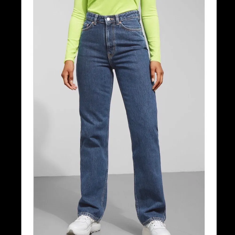säljer dess sååå fina jeans från weekday i modellen rowe, de kommer tyvärr inte till användning. De passar någon som är 170 💓💓. Jeans & Byxor.