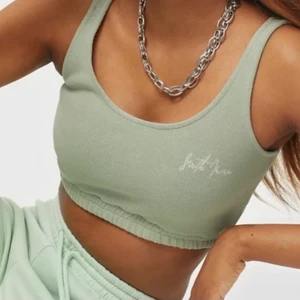 Sixth june top oanvänd strl L - Köpt från Nelly för 299kr storlek l, slutsåld på hemsidan. Oanvänd, säljer då jag inte hann skicka tillbaka i tid. 