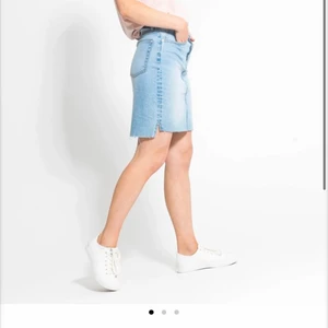 Jeanskjol från lager 157 - Säljer då den blivit för stor! Sitter så fint kring rumpan när den passar och så fin längd så önskar jag kunde ha den! Köpte den för 150 så säljer den för 50 + frakt! För fler bilder, hör av dig!