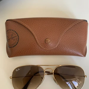ray ban solglasögon - Knappt använda solglasögon. Kan frakta men då står köpare för frakt!