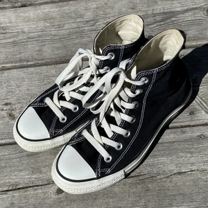 Svarta converse  - Superfina Converse som passar till allt! Säljer för att de tyvärr blivit för små🥺 Väldigt fint skick, innertyget på hälen är inte slitet🖤 Strl 37,5 men passar även 38-38,5! Frakt ingår inte.Budgivning sker i mina DM! OBS! Säljer även ett par vita Converse också!!