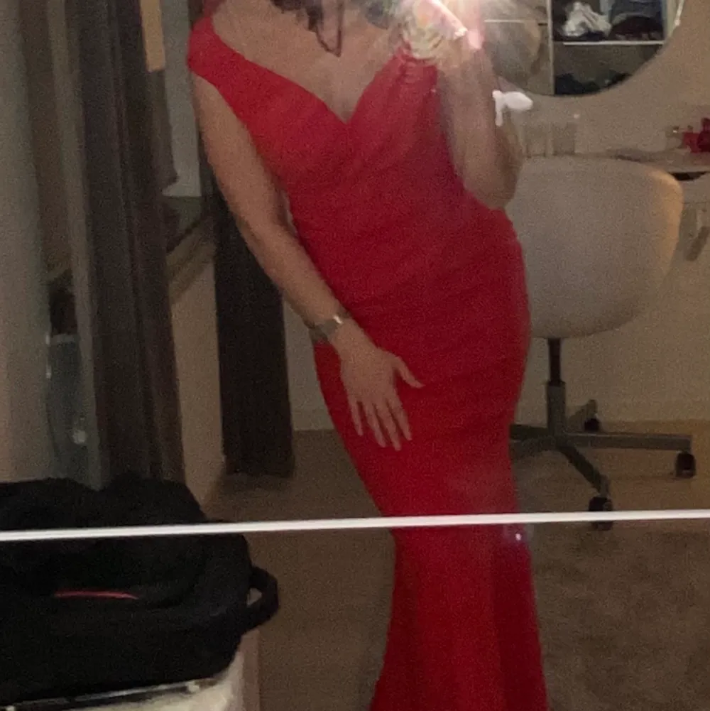 Jättefin röd klänning som jag skulle ha till balen men tyvärr så blir den inte av :(( Den är i storlek 38 men skulle säga att den passar en 36a oxå. Jag är 163cm <33 Kom privat för mer info eller bilder!. Klänningar.