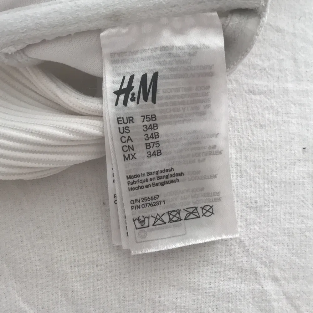 En fin vit bikini från H&M i storlek 75B passar även 80B. Övrigt.