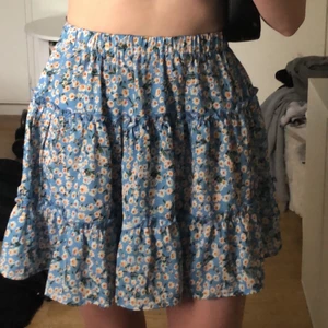 Blommig kjol shein - Köpt förra sommaren, aldrig använd, endast testad pga har fler liknande, därav väldigt bra skick!! Nypris 90kr