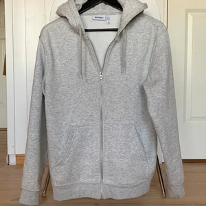 Ziphoodie från Weekday - Urskön ziphoodie från Weekday men får sälja för jag har minst 5 andra gråa hoodies. Jätteskönt material och lite använd. Är herrstorlek XS så passar bra på mig M och oversized på XS/S.