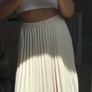 Kjol GinaTricot  - Beige Veckad kjol från GinaTricot. Pris 100kr+ frakt💕