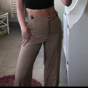 Beigea kostymbyxor - Säljer dessa beigea kostymbyxorna, väldigt bra skick och använd några få gånger. Skriv privat om jag ska skicka mer bilder