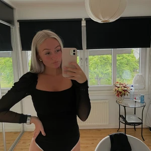 Body från Nelly - Supersnygg body i strl xs från Nelly!! Materialet i ärmarna är lite mesh-aktigt. Samma material är även på resten av bodyn, men då det är dubbeltyg så blir den ej genomskinlig 💕 Otroligt stretchig!! Endast använd 1 gång förra vintern. Köparen står för frakt!! ✨