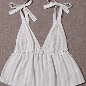 Sommar topp  - Intresse koll på denna jätte fina toppen som är perfekt nu till sommaren i storlek xs💓