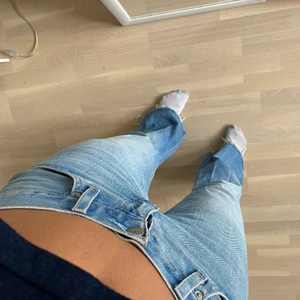Levis jeans  -  dessa snygga Levis jeans. Sitter snyggt på,lågmidjade. Super fin ljusblå färg som passar till allt!💘💘